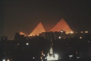 Pyramiden bei Nacht