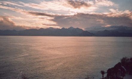 Blick auf das Taurusgebirge an der Küste von Antalya